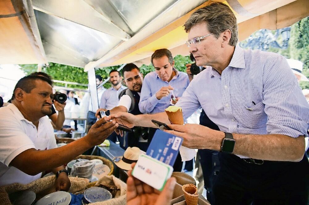 El titular de Turismo, Enrique de la Madrid, durante su visita a Dolores Hidalgo. (CORTESÍA)
