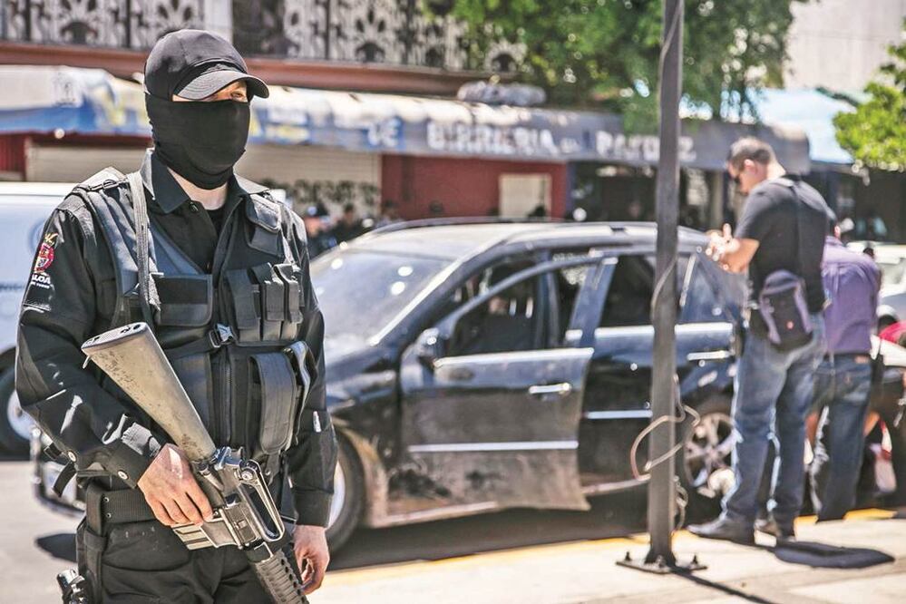 Peritos de la Procuraduría General de Justicia del Estado realizan las investigaciones correspondientes. Foto: Cuartoscuro