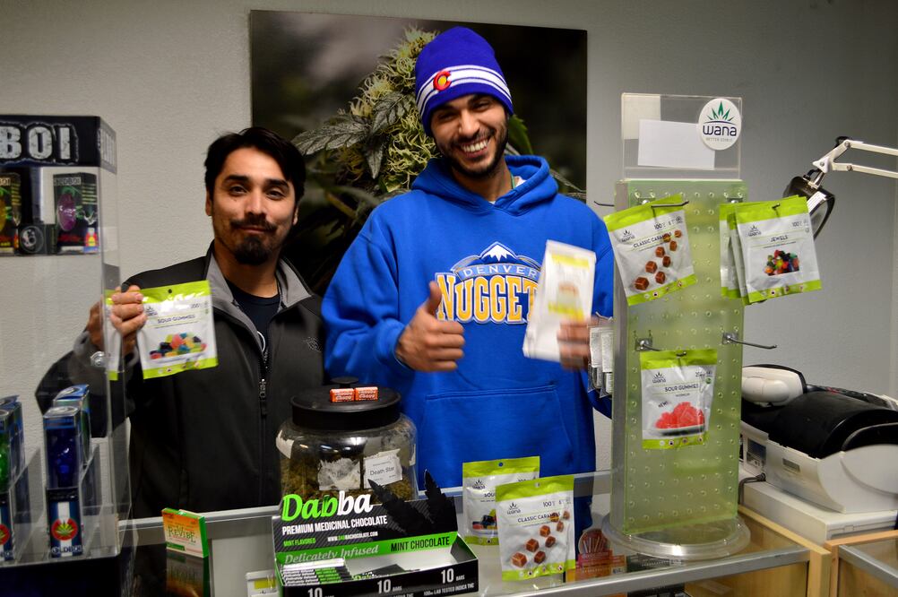 Gabriel Sandoval y Radiel Mejía atienden La Bodega, el dispensario de marihuana medicinal, ofrecen 10 diferentes variedades de cannabis y golosinas (SALVADOR SIERRA)