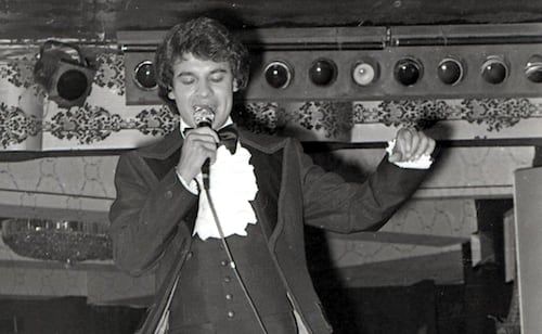 Las fotos de cuando Juan Gabriel debutó a los 25 años en un cabaret de la CDMX: así fue aquella noche ambientada por Mauricio Garcés