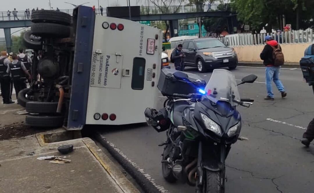 En el lugar una camioneta blindada de traslado de valores placas 753-D-T8 quedó volcada sobre su costado derecho tras dar varias volteretas. Foto: Especial