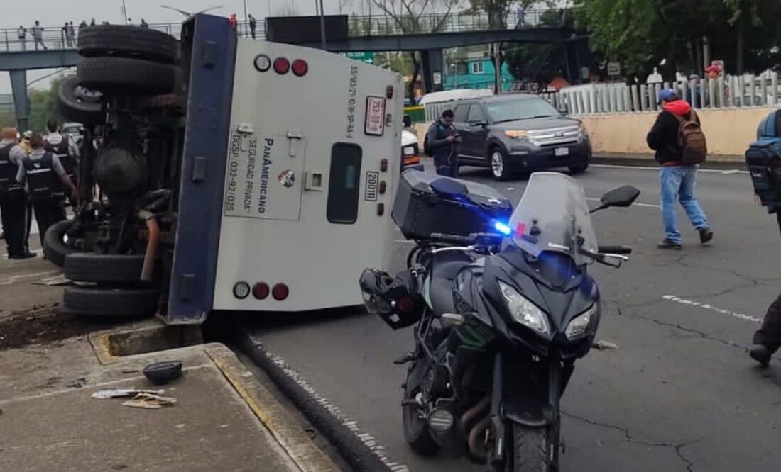 En el lugar una camioneta blindada de traslado de valores placas 753-D-T8 quedó volcada sobre su costado derecho tras dar varias volteretas. Foto: Especial