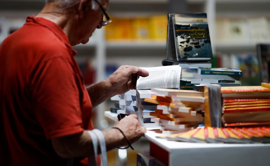 Imagen ilustrativa de un hombre viendo libros en una feria. Foto: Archivo