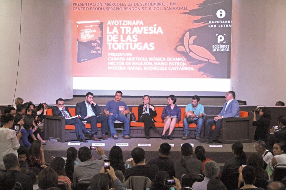 Periodistas y familiares de los 43 normalistas participaron en la presentación de este libro, que recupera la historia de los desaparecidos (ADOLFO VLADIMIR. CUARTOSCURO.COM)