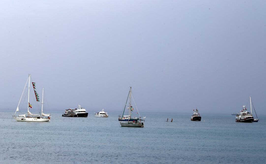 Embarcación con activistas y ayuda humanitaria rumbo a Gaza en Sidi Bou Said, Túnez. Foto: Mohamed Messara / EFE