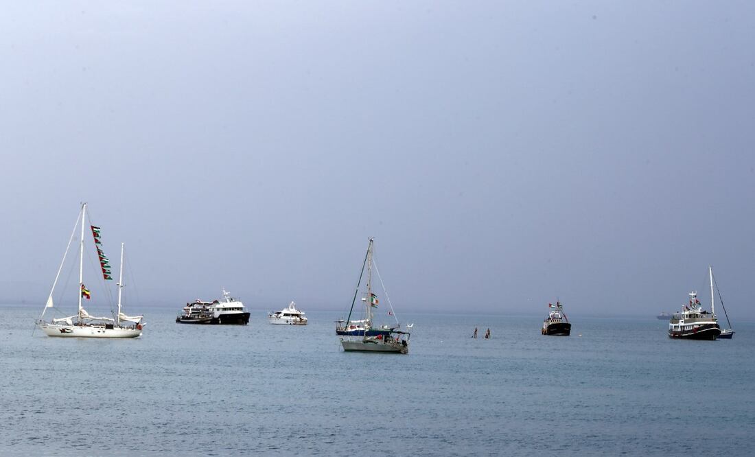 Embarcación con activistas y ayuda humanitaria rumbo a Gaza en Sidi Bou Said, Túnez. Foto: Mohamed Messara / EFE