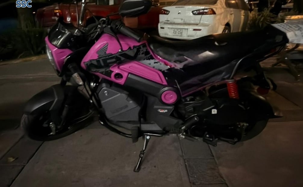 Detienen a dos mujeres presuntamente integrantes del grupo delictivo Los Pepes; les aseguraron varias dosis de droga.
Foto: Especial.