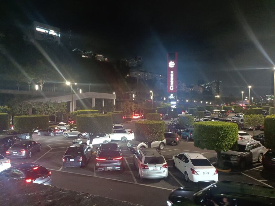 La noche de este sábado 12 de octubre, usuarios de redes sociales denunciaron que no podían salir del Centro Comercial Santa Fe debido a un bloqueo; la alcaldía Cuajimalpa aseguró que se trató de un conflicto entre particulares. (Foto: @danasabbath)