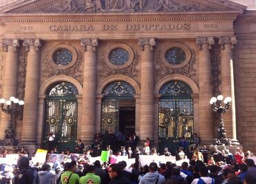 Comerciantes ambulantes protestan en la ALDF