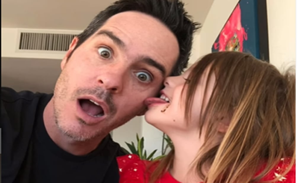Mauricio Ochmann con su hija Kailani. 