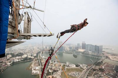 Cómo es el salto en el bungee más alto del mundo 