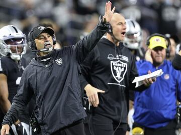Entrenador de Raiders acepta que pensaron en empatar ante Chargers para eliminar a Steelers