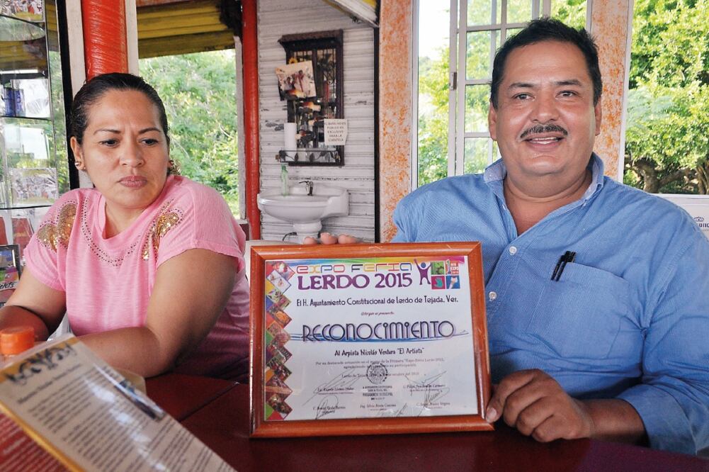 El músico y su esposa atienden un restaurante de mariscos en Buena Vista, el cual les sirve de escenario para deleitar a sus comensales (PATY MORALES. EL UNIVERSAL)