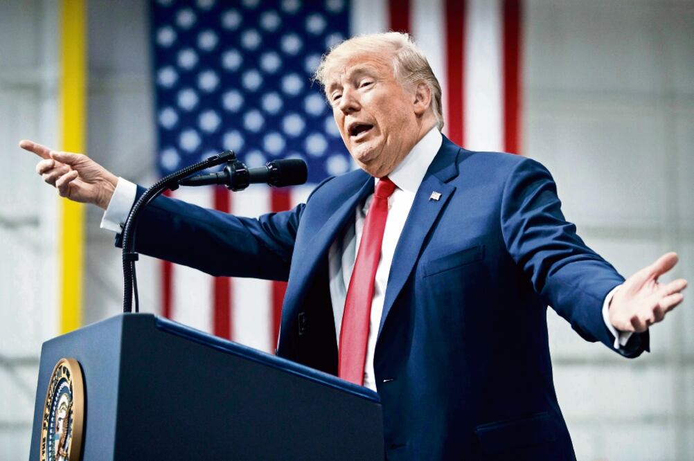 Promesa rota. El magnate prometió a víctimas de tiroteos en escuelas que subiría la edad para adquirir armas. (CAROLYN KASTER. AP)