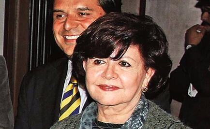 Elva Macías recibe el Premio "Ramón López Velarde"