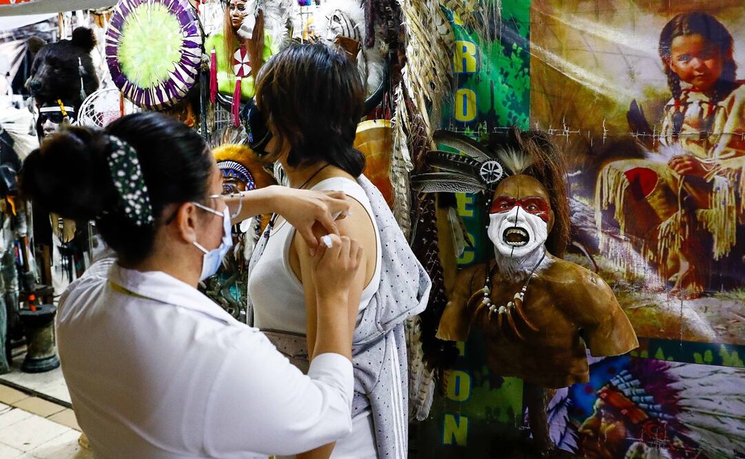 Las personas que quieran recibir las dosis de vacuna contra el Covid en mercados, estaciones del Metro o explanadas de las alcaldías solamente requieren presentar su credencial del INE. Foto: Diego Simón/ EL UNIVERSAL.
