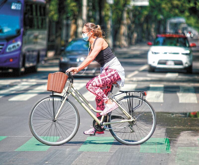 Una mujer porta una mascarilla como medida de protección contra el coronavirus (Covid-19), en la Ciudad de México. Foto: FRANCISCO CAÑEDO. XINHUA