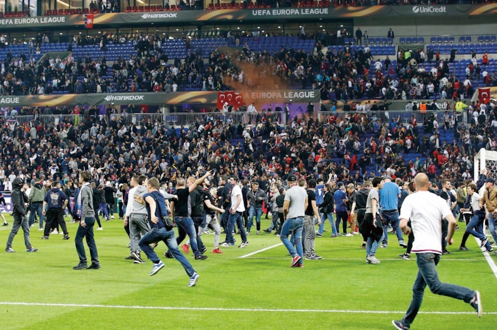Pese a los desmanes en la cancha, el partido se jugó, 45 minutos después de lo pactado (SEBASTIEN NOGIER. EFE)