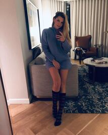 Marjorie de Sousa enseña sus piernas al estilo Chanel