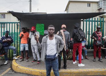 Migrantes viven en condiciones de hacinamiento por saturación de albergue en Tláhuac