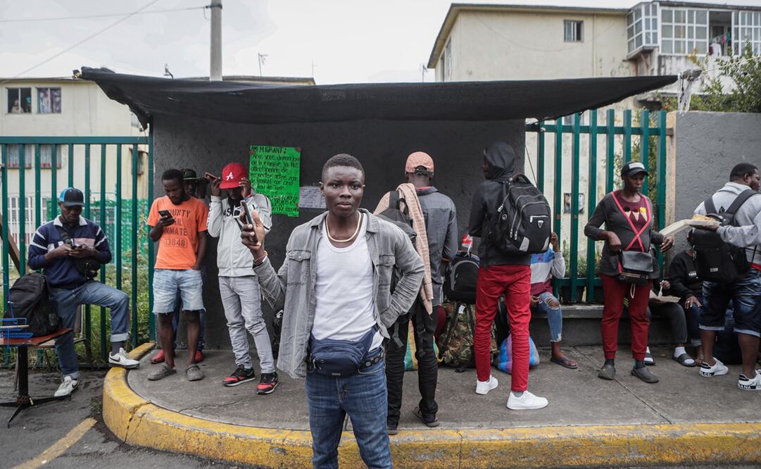 Las calles aledañas al albergue para migrantes ubicado en el Bosque de Tláhuac se llenaron de personas migrantes provenientes principalmente de Haití que buscan regularizar su situación migratoria para seguir su paso hacia los Estados Unidos. Foto: Gabriel Pano / El Universal
