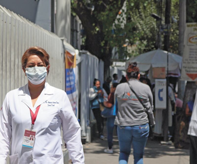 Los hospitales y servicios médicos se mantendrán operando siempre y cuando eviten aglomeraciones, decretó el gobierno federal. FERNANDA ROJAS. EL UNIVERSAL