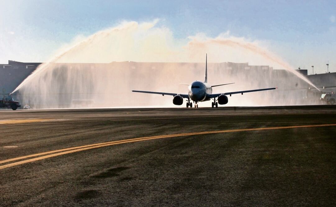 A plane goes under two water jets in the inauguration of the terminal 2 of the AICM in 2007 – Photo: Jorge Gutiérrez/EFE