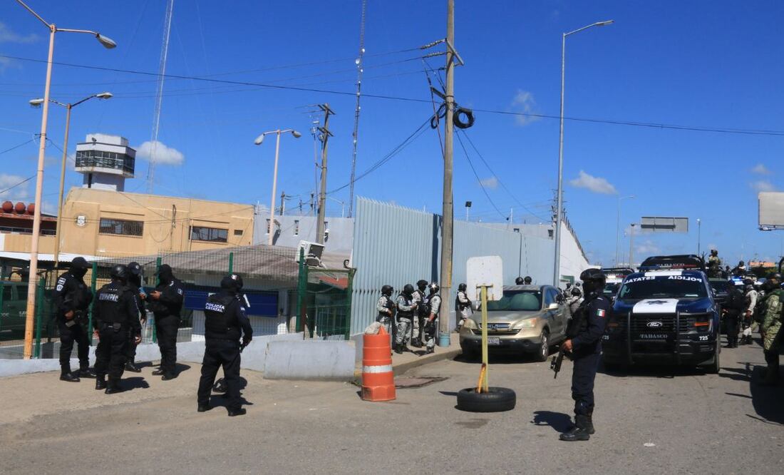 Elementos de las diversas corporaciones de seguridad llegaron hasta las inmediaciones del reclusorio, donde montaron un operativo. Foto: Luma López / EL UNIVERSAL