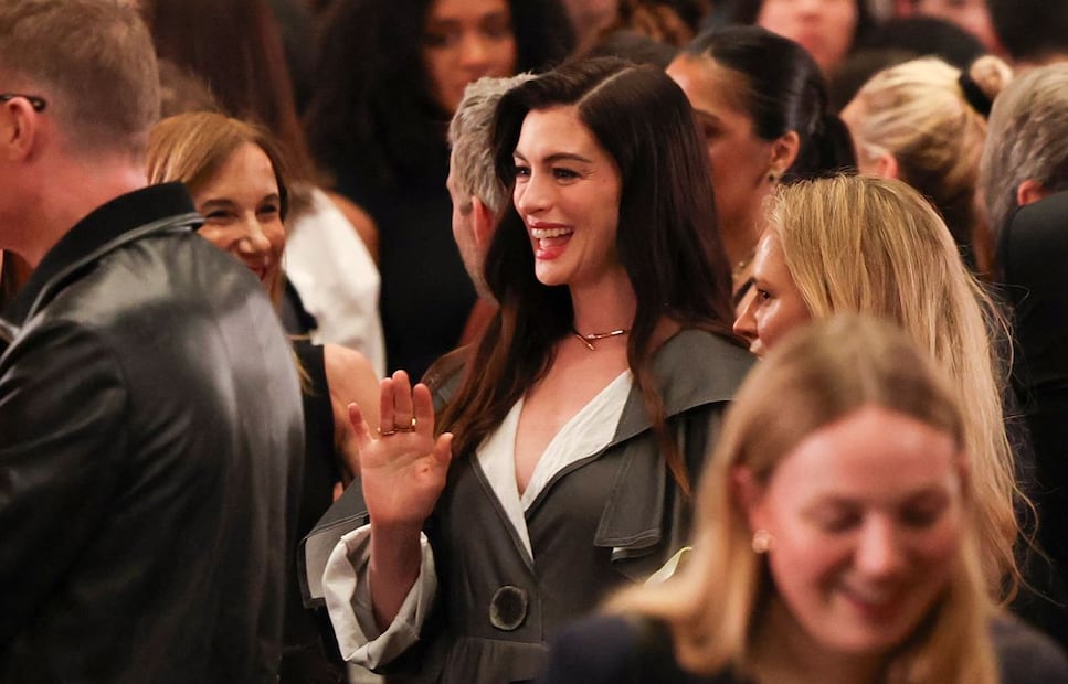 La actriz Anne Hathaway en el desfile Crucero 2027 de Louis Vuitton. Foto: AFP