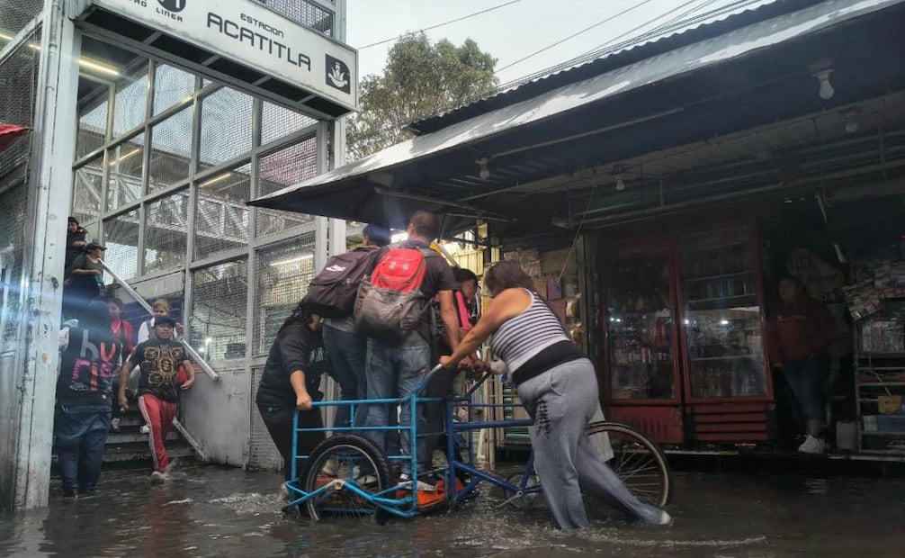 Fuertes lluvias dejan afectaciones en la CDMX; cablebús y metro modifican su servicio.
Foto: Luis Camacho/El Universal