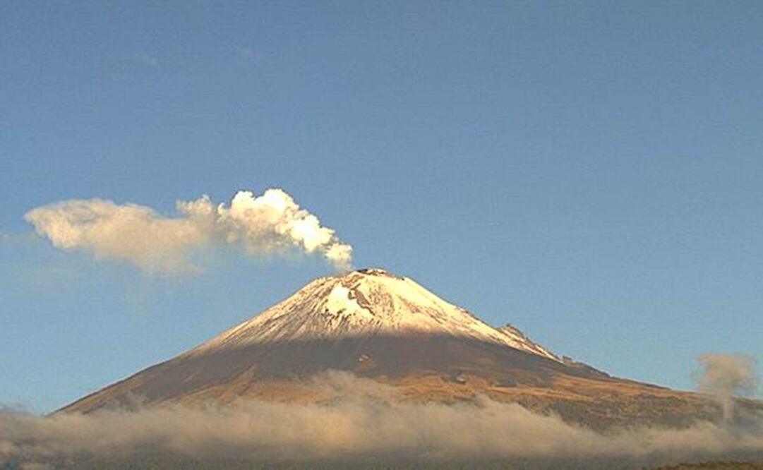 El volcán Popocatépetl registró 77 exhalaciones de baja intensidad y siete explosiones (Foto: @webcamsdemexico)