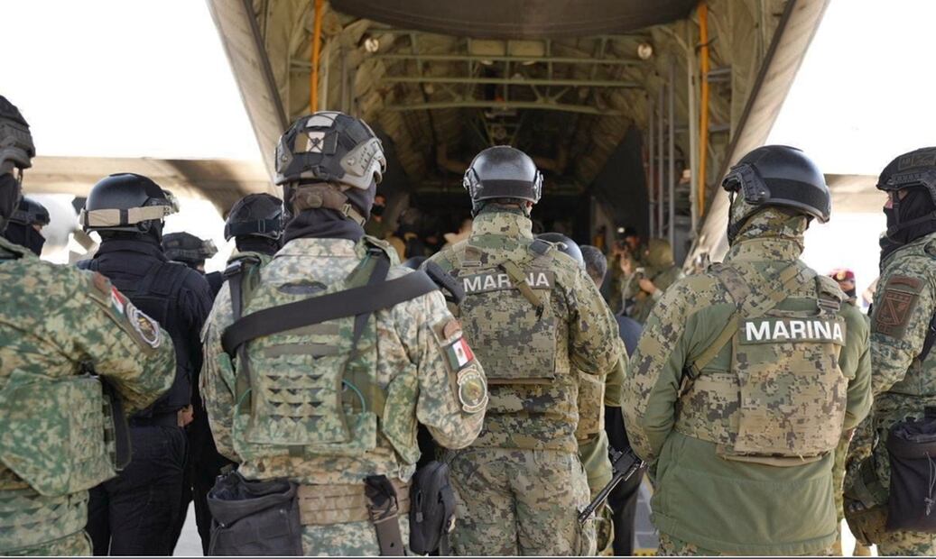 Desde las instalaciones militares de Santa Lucía, en ocho aeronaves, cinco del Ejército y tres de la Marina, se realizó la entrega masiva de capos a Estados Unidos. Foto: especial
