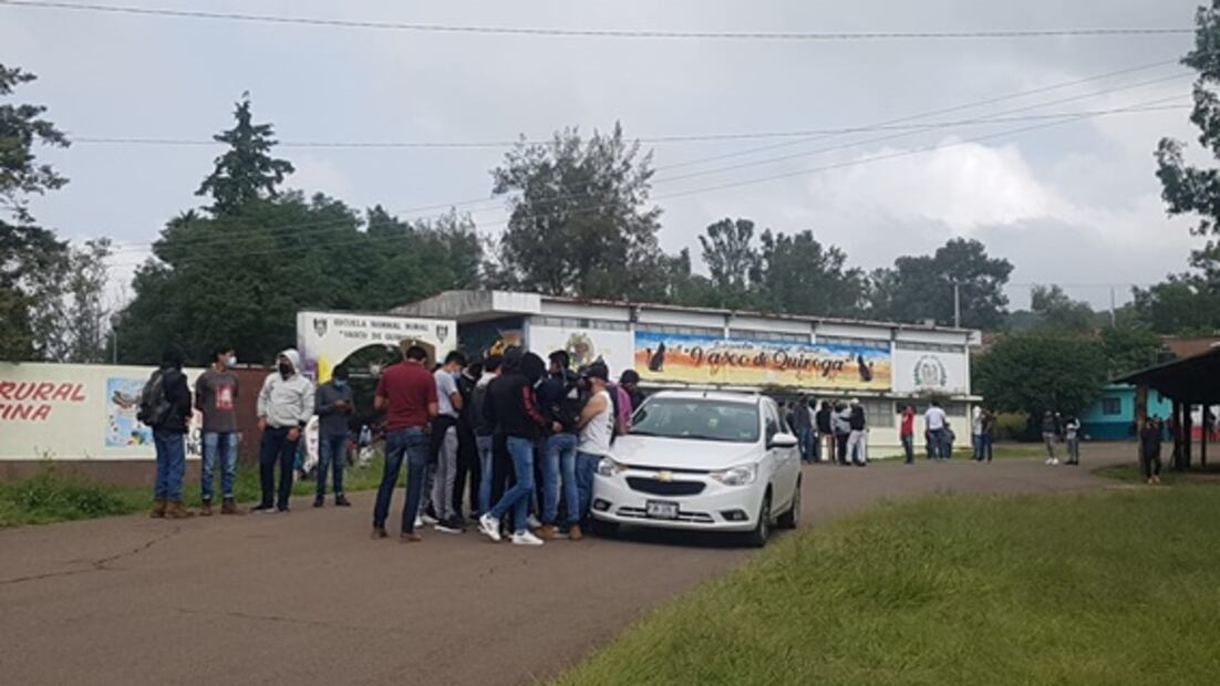 Normalistas se enfrentan con piedras y palos a policías en Tiripetío, Michoacán