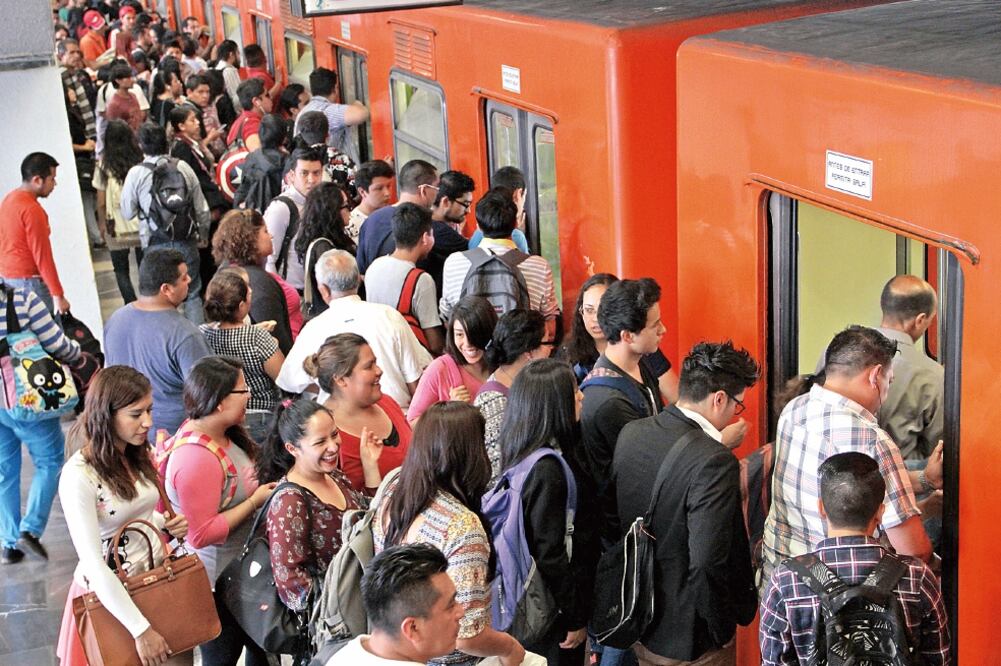 Después de que el lunes se anunció la aplicación del doble Hoy No Circula por el alto grado de contaminación, ayer los diferentes medios de transporte público estuvieron abarrotados (JUAN BOITES. EL UNIVERSAL)