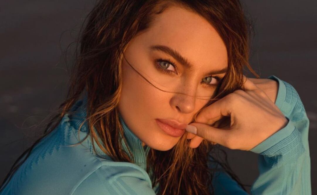 Belinda añadió un toque de lujo y originalidad a su look para pasear en la playa. Foto: Instagram @belindapop