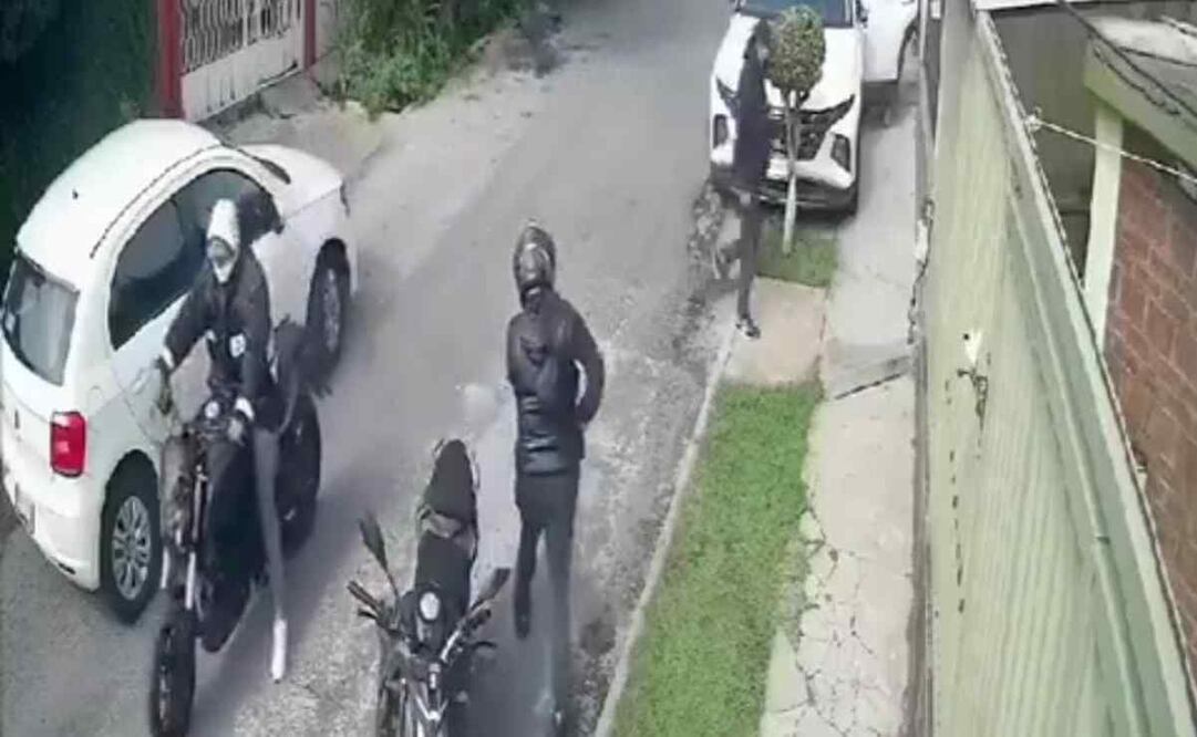 Al notar que se le acercaban dos sujetos, la mujer comenzó a correr y fue perseguida por uno de los ladrones. Foto: Captura de pantalla