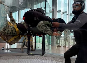 Fuerza Aérea doma al viento en entrenamiento; Paracaidistas entrenan en túnel único en Latinoamérica
