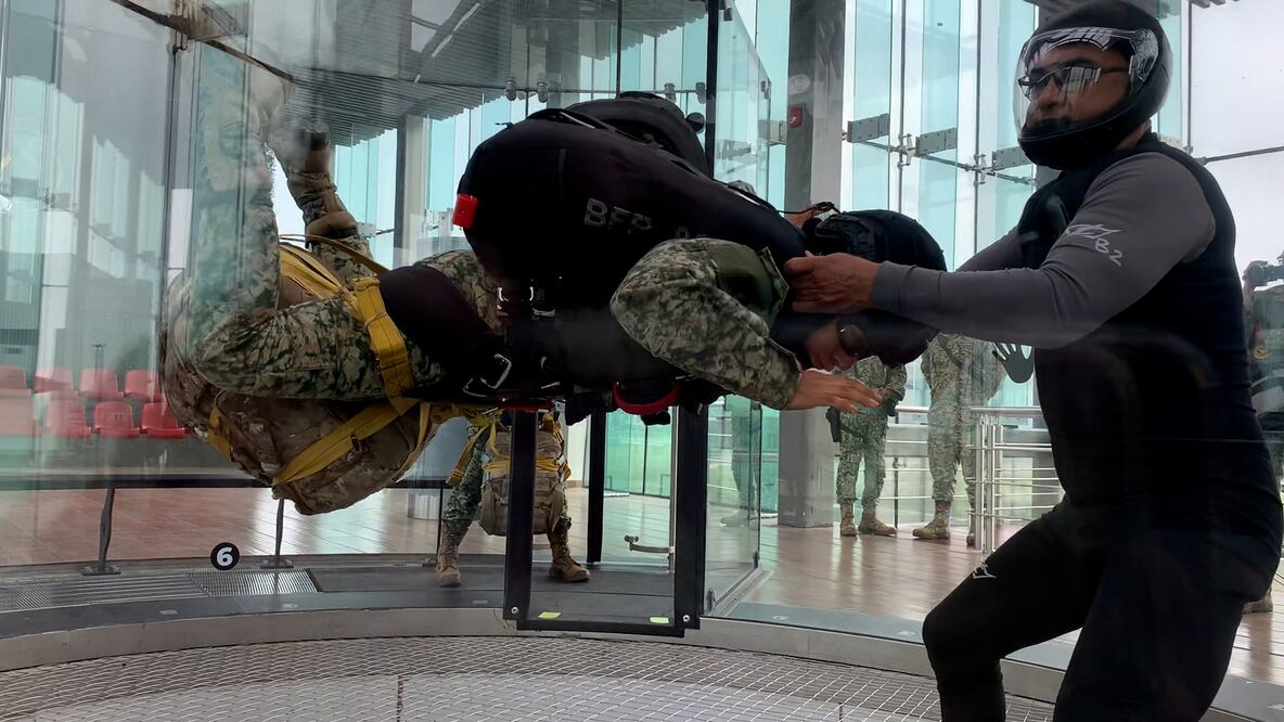 Fuerza Aérea Mexicana usa simulador de caída libre para adiestramiento militar