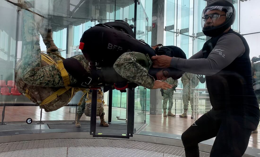 Fuerza Aérea Mexicana usa simulador de caída libre para adiestramiento militar