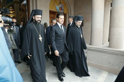 EPN realiza guardia de honor en funeral del arzobispo Chedraoui
