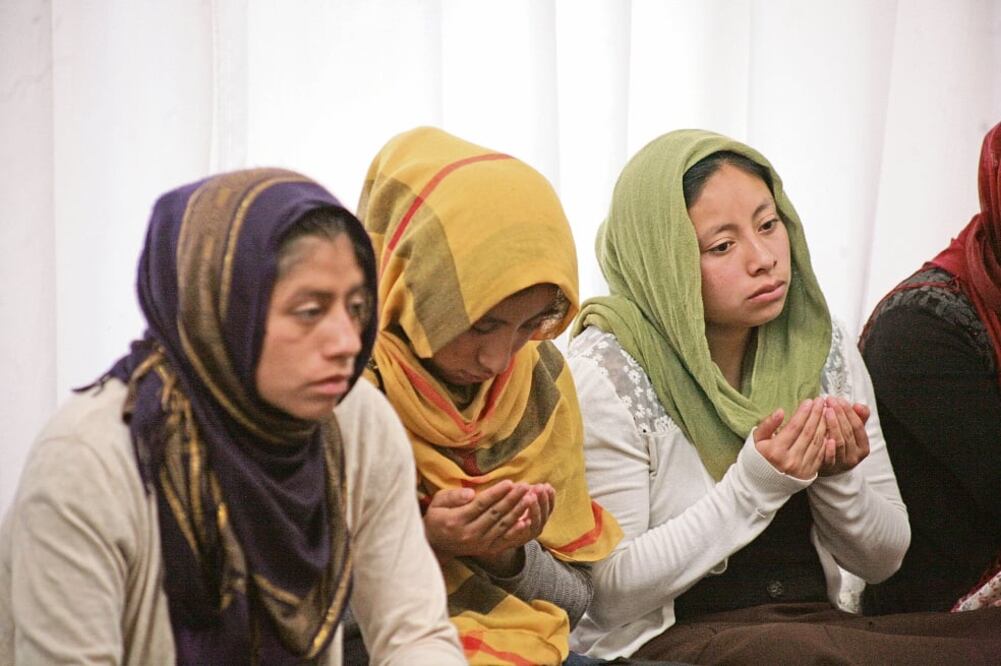 Las creyentes deben orar seis veces al día. Las mujeres han encontrado en su religión el apoyo e impulso para extender sus horizontes “y conocer a mucha gente” (IVAN STEPHENS)