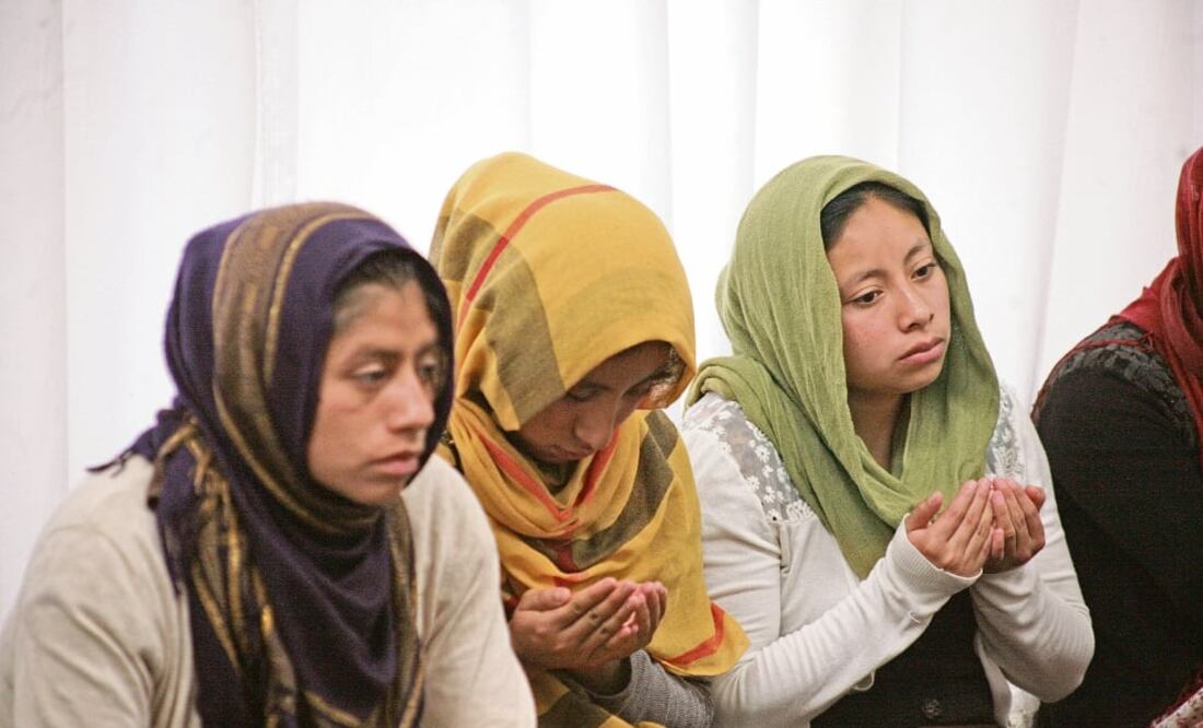 Las creyentes deben orar seis veces al día. Las mujeres han encontrado en su religión el apoyo e impulso para extender sus horizontes “y conocer a mucha gente” (IVAN STEPHENS)