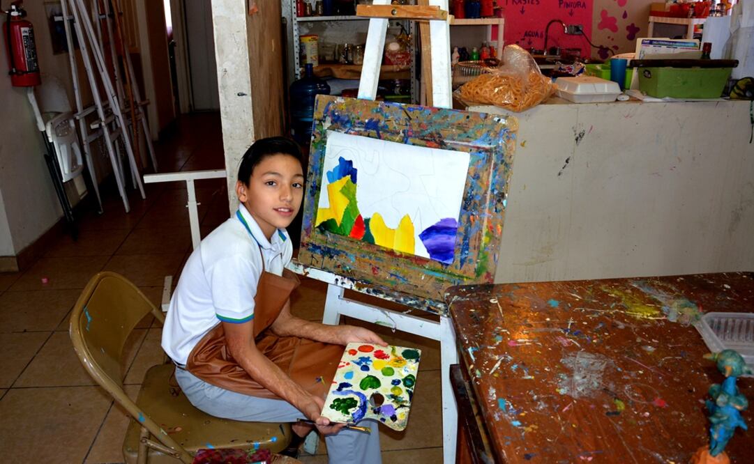 César Fernando desarrolla varias técnicas de pintura y escultura. Él explicó cada una de sus obras, con las cuales empezó a experimentar nuevas sensaciones. (FOTO: JAVIER ESCOBAR. EL UNIVERSAL)