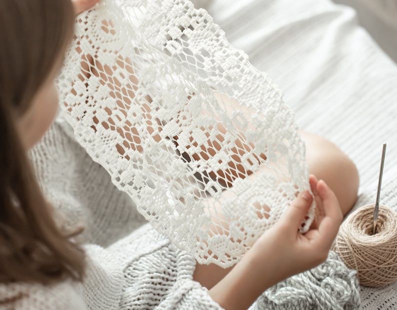 El encaje deja de ser romántico para convertirse en la tendencia clave del 2026. Foto: Freepik