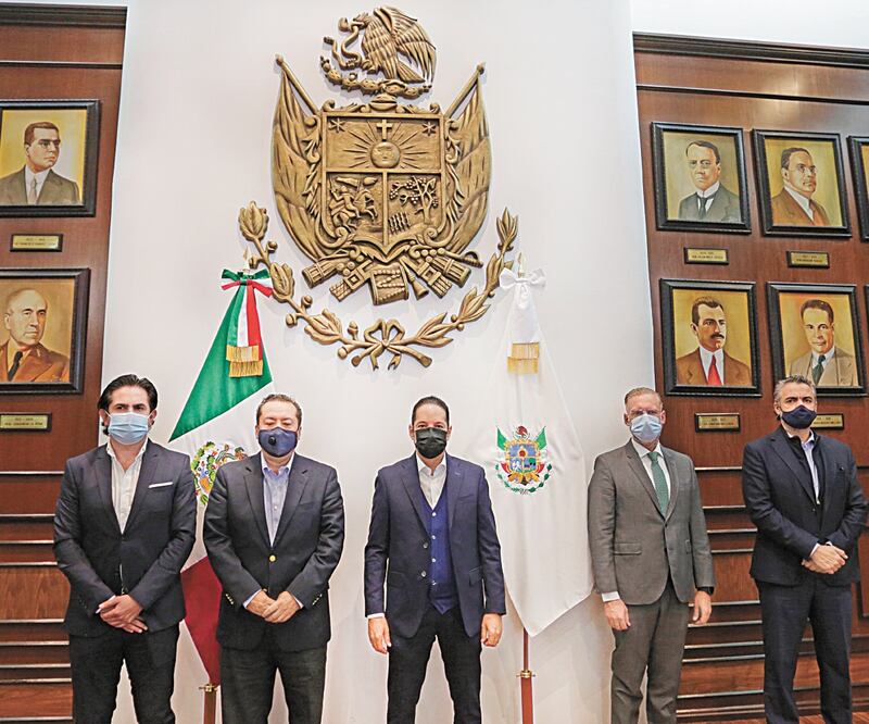 El gobernador (centro) celebró que la firma haya elegido a Querétaro para la apertura del centro de datos. 