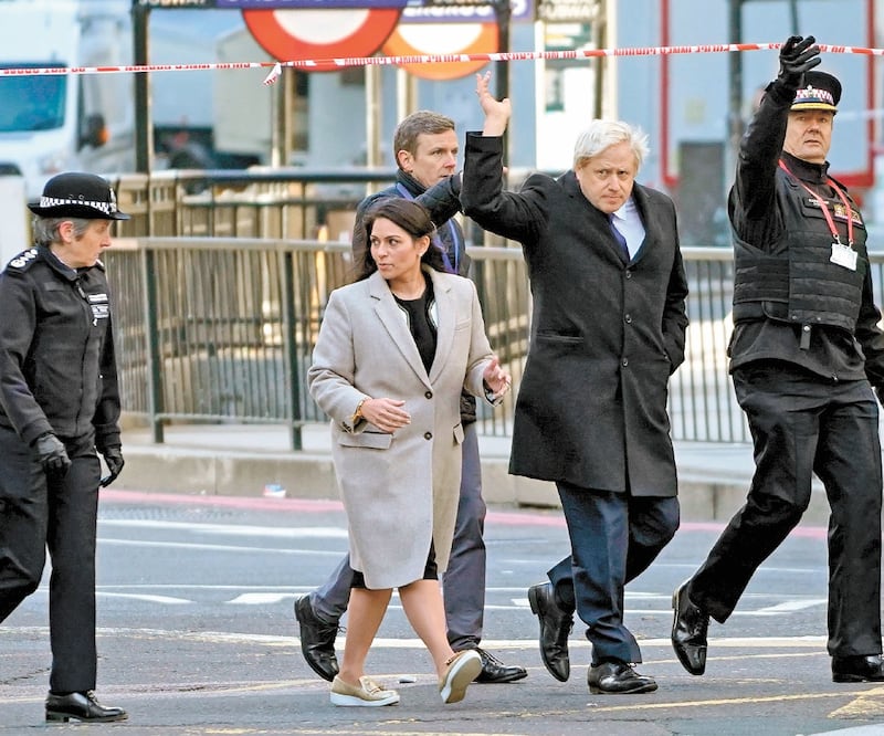Boris Johnson, primer ministro británico, visitó ayer junto con Priti Patel, ministra del Interior (segunda de izquierda a derecha), el puente de Londres. Foto/NIKLAS HALLE'N. AFP