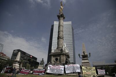 Transportistas protestan en el Ángel de la Independencia