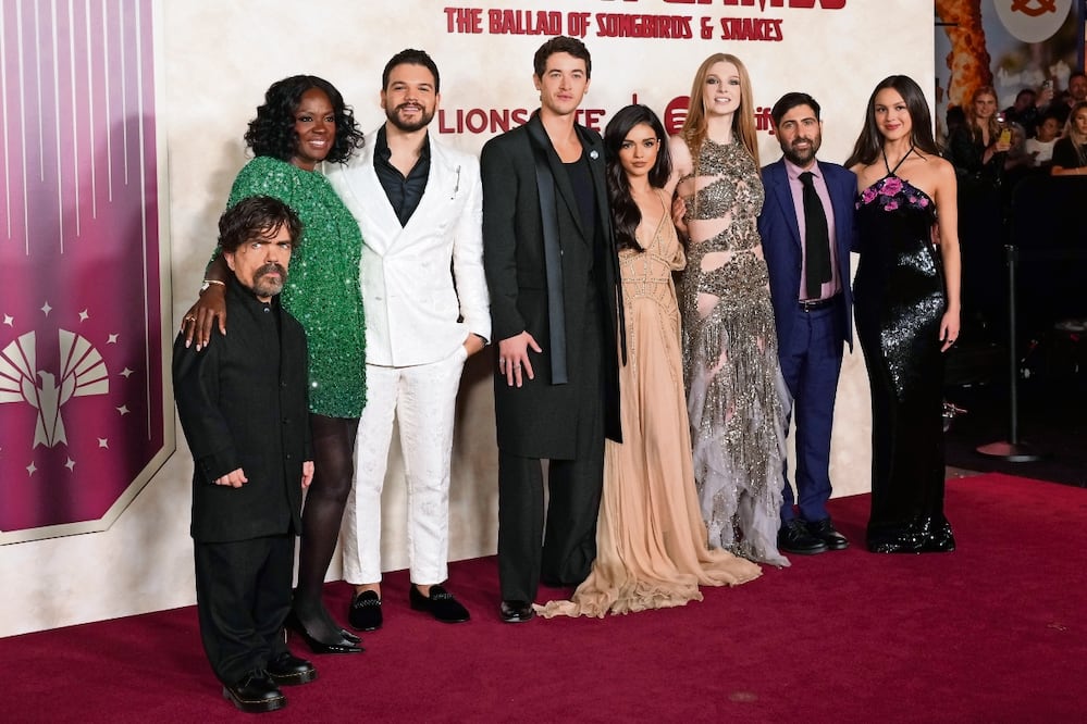 Los estelares de la precuela fílmica protagonizada por Tom Blyth y Rachel Zegler (al centro) en Hollywood. Foto: Allison Dinner / EFE