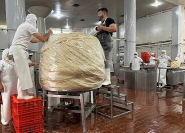 ¡Queseros de Hidalgo rompen récord Guiness! Elaboran el queso Oaxaca más grande del mundo