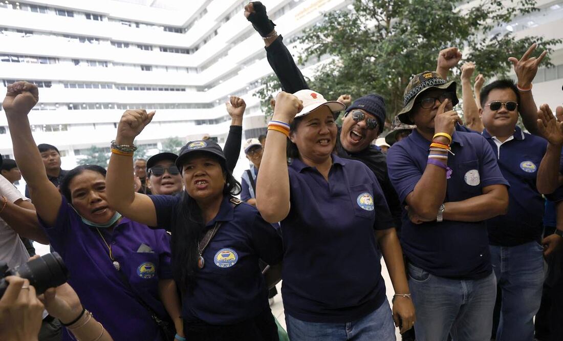 Realistas tailandeses celebran después de que un fallo judicial ordenara la disolución del Partido Move Forward. Foto: EFE